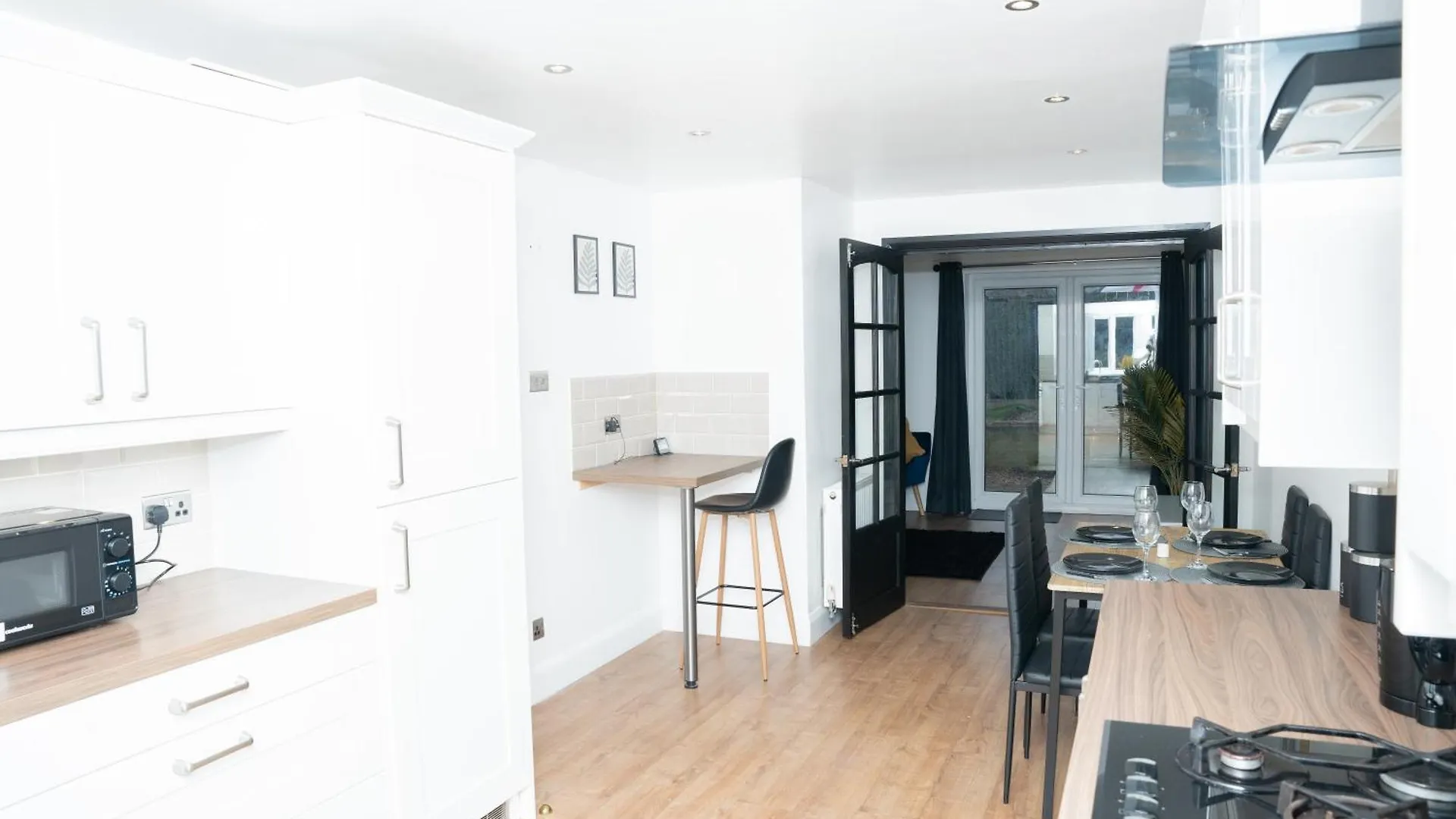 Stylish 3 Bed House With Free Parking Villa Leeds  Holiday home